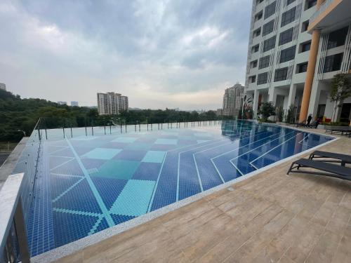 una piscina vacía en un edificio en Theda Antara Putrajaya with Wifi and Netflix, en Putrajaya