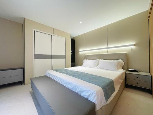 um quarto com uma cama grande num quarto em Guesthouse in a villa North Shore minutes from CBD em Auckland