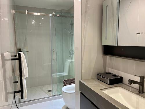 uma casa de banho com um chuveiro, um WC e um lavatório. em Guesthouse in a villa North Shore minutes from CBD em Auckland