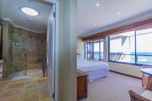 Ένα ή περισσότερα κρεβάτια σε δωμάτιο στο Whale Waters Self Catering Gansbaai