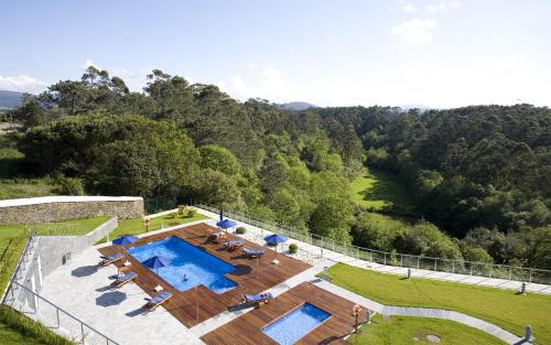 una vista aérea de una casa con piscina en Apartamentos Viavelez, en La Caridad