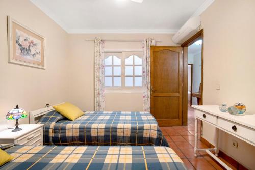 1 dormitorio con 2 camas y ventana en Casa Paca, en Maspalomas