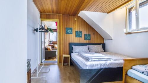 een kleine slaapkamer met een bed en een trap bij Gemütliches altes Häus'chen in Emmendingen