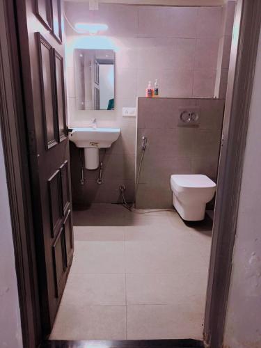 CT ROOMS JAMAL ROAD by CLOVETREE في باتنا: حمام مع حوض ومرحاض