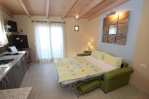 een groot bed in een kamer met een keuken bij Charmantes, kleines Ferienhaus mit Terrasse für zwei Personen in Guía de Isora