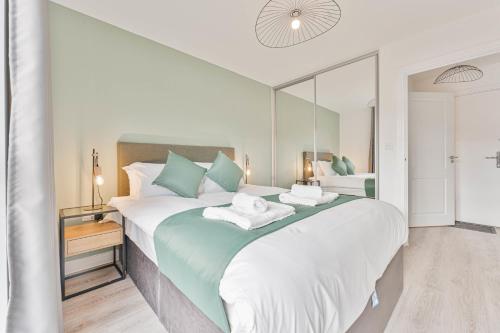 een slaapkamer met een groot bed en een grote spiegel bij Modern 1 Bed Apartment, Nightingale Quarter Derby in Derby