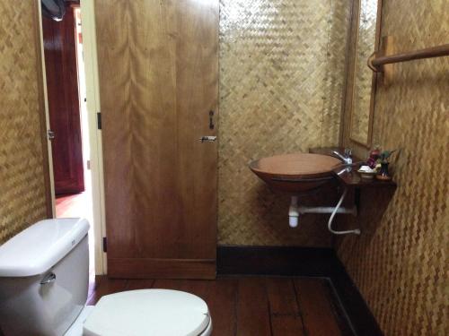 ein Badezimmer mit Toilette und Waschbecken in der Unterkunft Yang Tone Farm Stay in Chiang Dao