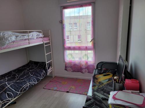 une chambre avec deux lits superposés et une fenêtre dans l'établissement Résidence sainte Géneviève, à Nanterre