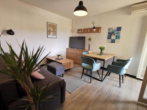 ein Wohnzimmer mit einem Sofa, einem Tisch und Stühlen in der Unterkunft Studio für 4 Personen ca 37 qm in Rovinj, Istrien Istrische Riviera in Rovinj