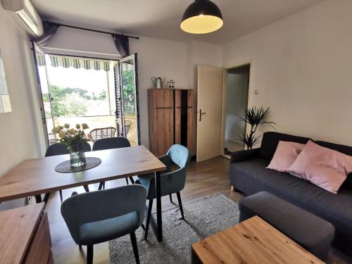 ein Wohnzimmer mit einem Tisch und einem Sofa in der Unterkunft Studio für 4 Personen ca 37 qm in Rovinj, Istrien Istrische Riviera in Rovinj
