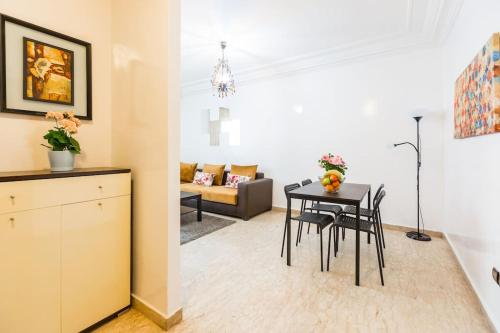 - une cuisine et une salle à manger avec une table et des chaises dans l'établissement Bel appartement au centre de Casa, à Casablanca