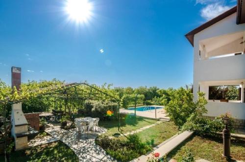 uitzicht op de achtertuin van een huis bij Appartement in Kapelica, Istria County mit Privatem Pool in Labin