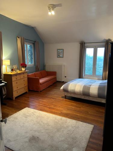 une chambre avec un lit, un canapé et une fenêtre dans l'établissement Vert-Bois, à Rueil-Malmaison