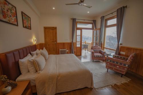 ein Schlafzimmer mit einem großen Bett in einem Zimmer in der Unterkunft Mahantam Luxury Stays in Nagar