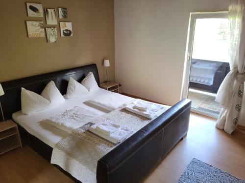 מיטה או מיטות בחדר ב-Geräumig ausgelegte Ferienwohnung in der oberen Etage mit Bergblick vom privaten Balkon - b57486