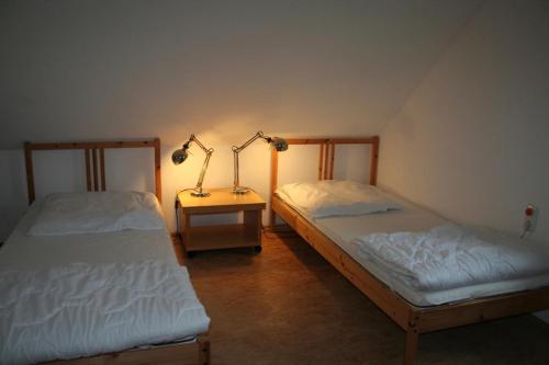 a room with two beds and a lamp on a table at Ferienhaus am Salzhaff in Boiensdorf
