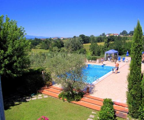 una vista aérea de una piscina en un patio en Ferienwohnung für 3 Personen ca 32 qm in Poggio Alla Cavalla, Toskana Provinz Pistoia, en Lamporecchio