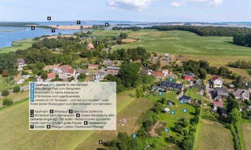 widok z powietrza na dom w polu w obiekcie Kinderfreundliche Ferienanlage in idyllischer Lage w mieście Neuenkirchen