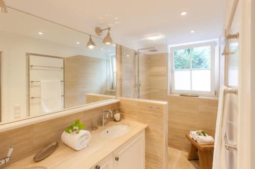 baño con lavabo y espejo grande en Haus See-und Säntisblick "EG", en Friedrichshafen