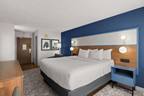 Tempat tidur dalam kamar di AmericInn by Wyndham Casper Event Center Area