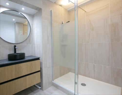 une salle de bain avec une douche, un lavabo et un miroir dans l'établissement Majestic & Idyllic Parisian Flat - Champs-Elysées, à Paris