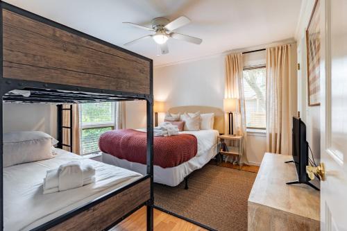 um quarto de hotel com duas camas e uma televisão em Orchard by AvantStay Whimsical Home w Lush Backyard em Isle of Palms