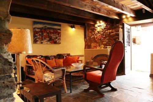 een woonkamer met een bank en een tafel bij Ferienwohnung für 4 Personen ca 50 qm in Carucedo, Kastilien-Leon Provinz Len in Carucedo