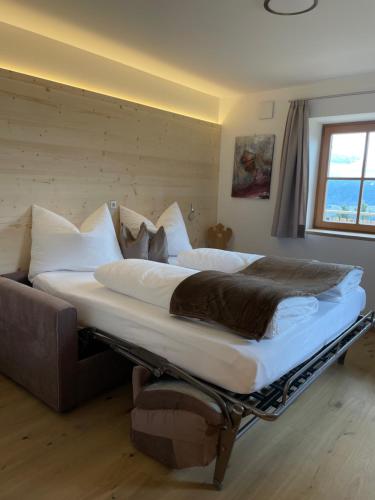 sypialnia z dużym łóżkiem i kanapą w obiekcie Ferienhaus Gann - Greit w mieście Villanders