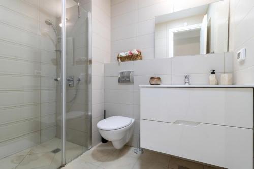 Ένα μπάνιο στο Modern & Comfortable 1-Bedroom Oasis with Luxury Amenities