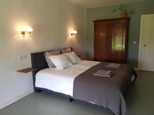 een slaapkamer met een bed met twee handdoeken erop bij Houterhoeve in Swalmen
