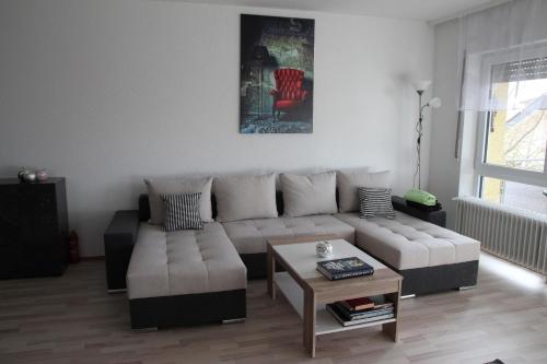 ein Wohnzimmer mit einem Sofa und einem Couchtisch in der Unterkunft Wohnung in Lützelsachsen in Weinheim