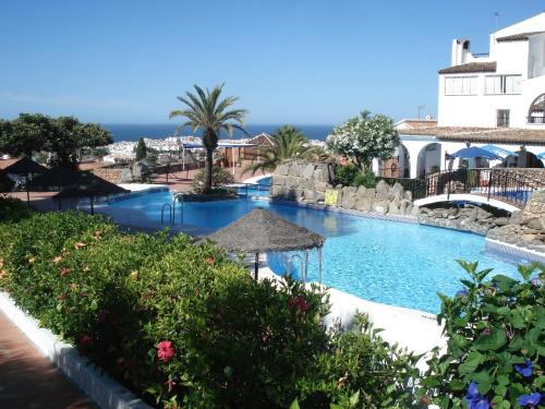 Blick auf den Pool eines Resorts in der Unterkunft Villa Crisantemos in Nerja