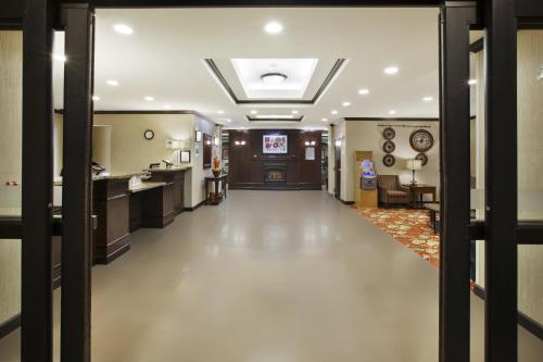 Holiday Inn Express and Suites Wheeling, an IHG Hotel في Triadelphia: مدخل غرفة الفندق مع ممر
