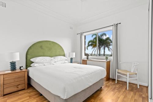 - une chambre blanche avec un grand lit et une fenêtre dans l'établissement Bondi 2-Bed Apartment with Awesome Sunrise Views, à Sydney