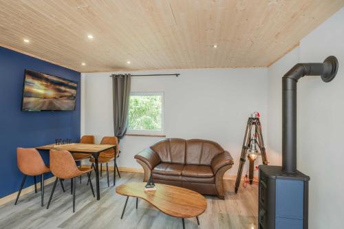 uma sala de estar com uma cadeira de couro e uma mesa em Kormoran - a59405 em Ückeritz