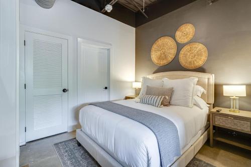 Ένα ή περισσότερα κρεβάτια σε δωμάτιο στο Studio with 2 Queen Beds 7 mins to DT