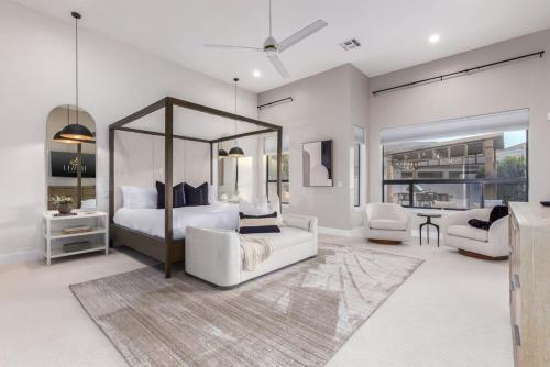 sypialnia z łóżkiem z baldachimem i salon w obiekcie Anderson LUX Estate Private Bar&Pool Sleeps 12 w mieście Phoenix