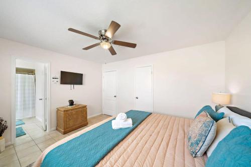a bedroom with a bed and a ceiling fan at Covered Back Patio Covered Parking Game Room WIFI Smart TV's every room Washer & Dryer in Pasadena