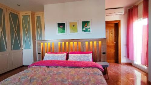 - une chambre avec un lit et une couette rouge dans l'établissement VILLA DU LAC spéciale pour famille avec enfant, à Ríudecañas