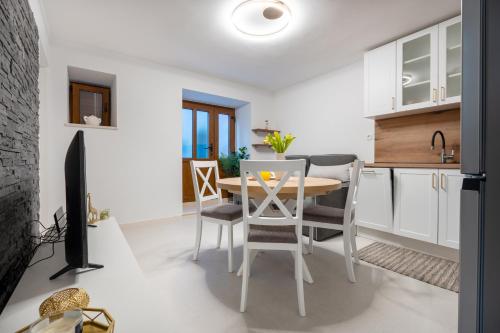 Studio Apartman Tonkaにあるキッチンまたは簡易キッチン