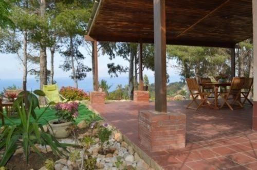 Casa con patio con mesa y sillas en Ferienhaus für 5 Personen ca 80 qm in Scopello, Sizilien Nordküste von Sizilien, en Scopello