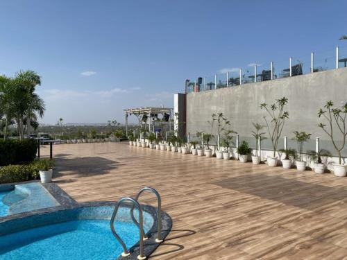 齋浦爾的住宿－Diona Anukampa Suite Room with rooftop pool，建筑物屋顶上的游泳池