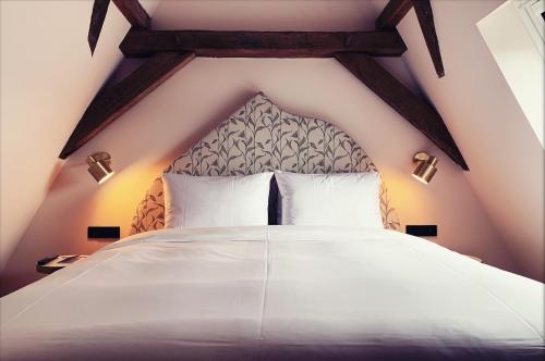 Postel nebo postele na pokoji v ubytování Relais & Châteaux Weeshuis Gouda