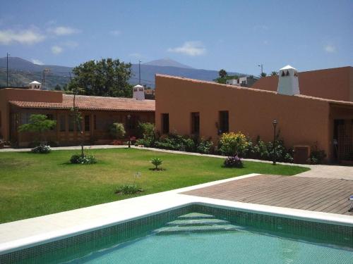 een huis met een zwembad voor een tuin bij FInca Paraiso - ganzjährig geheizter Pool in Puerto de la Cruz