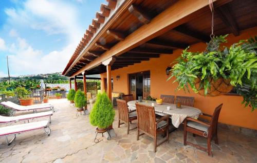 een patio met een tafel en stoelen bij FInca Paraiso - ganzjährig geheizter Pool in Puerto de la Cruz