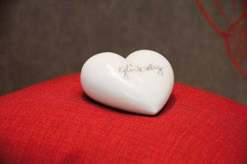 two white hearts sitting on top of a red table at Hotel Garni Rauch in Sankt Anton am Arlberg