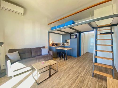 - un salon avec un canapé et des lits superposés dans l'établissement Le Grand Palais By SCLS Locations, à Vallauris