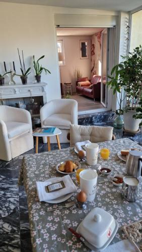 een woonkamer met een tafel met eten erop bij La canadienne in Évreux