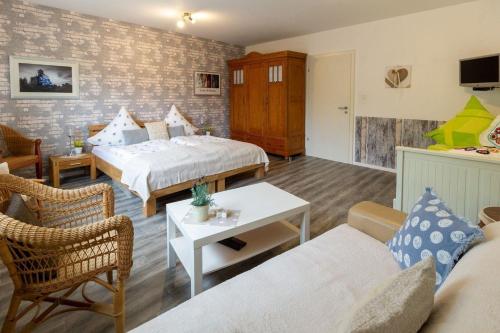 ein Schlafzimmer mit 2 Betten und ein Wohnzimmer in der Unterkunft Wohnung in Oberhausen mit Großem Garten in Oberhausen