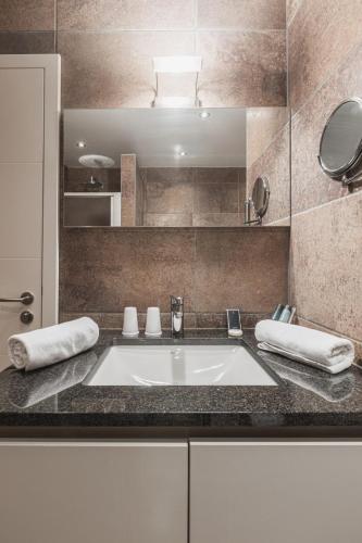 a bathroom with a sink and a mirror at Guesthouse Amfora in Poperinge